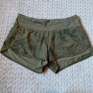 LULULEMON. Women’s shorts.